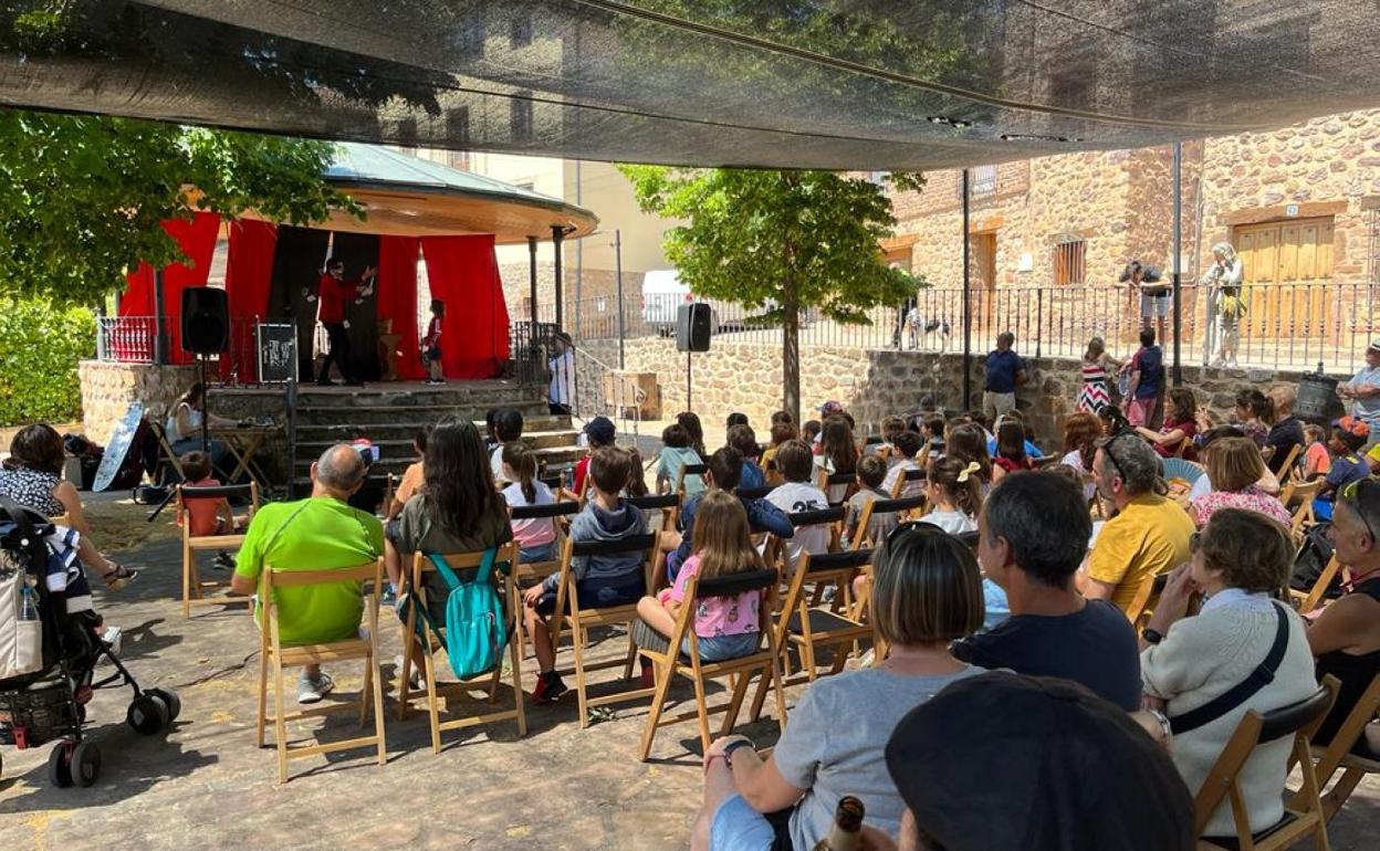 Actuación de Tinin el Mago en la plaza de los Tilos.