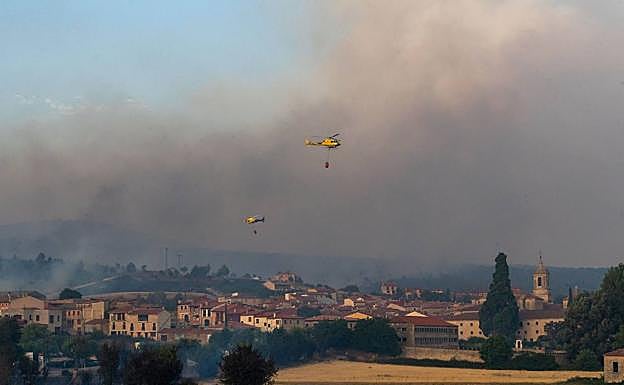 Imagen principal - El incendio declarado este domingo por la tarde en el término municipal de Quintanilla del Coco, en Burgos, ha obligado a evacuar a media docena de municipios