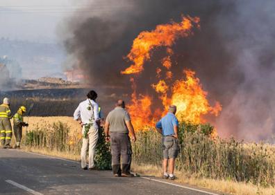 Imagen secundaria 1 - El incendio declarado este domingo por la tarde en el término municipal de Quintanilla del Coco, en Burgos, ha obligado a evacuar a media docena de municipios