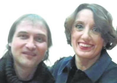 Imagen secundaria 1 - Arriba, Pilar Tobías, Gorka, Javier Urquijo de Los Secretos y Roberto en Nájera. Debajo, disco 20 años de Gorka 'Revancha' y el cantante y compositor con Luz Casal.