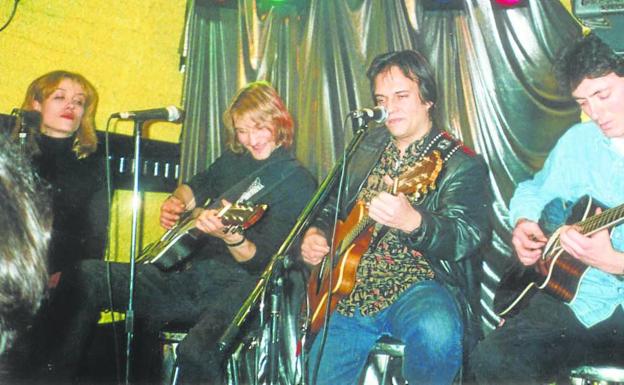Imagen principal - Arriba, Pilar Tobías, Gorka, Javier Urquijo de Los Secretos y Roberto en Nájera. Debajo, disco 20 años de Gorka 'Revancha' y el cantante y compositor con Luz Casal.