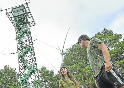 Imagen secundaria 1 - Nadia con Izán, en el cambio de turno. A la derecha, el joven, licenciado en Gestión Forestal, vigila desde la atalaya de Cabimonteros. 