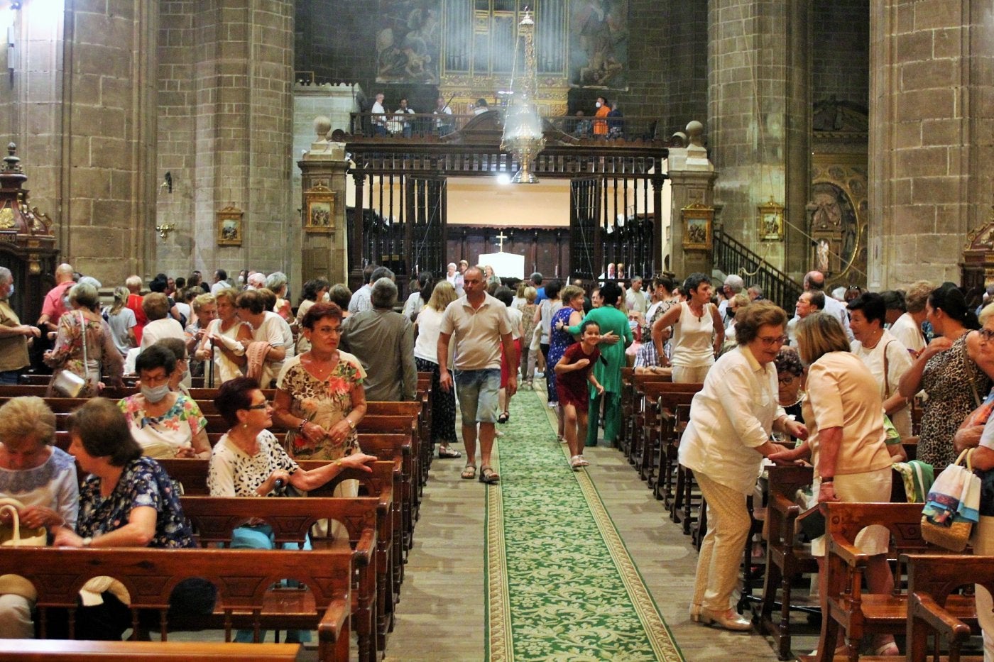 El incensiario, izado, finalizando su vuelo tras la misa en Navarrete. 