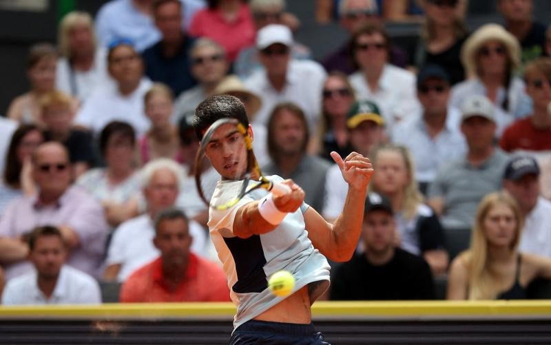 Carlos Alcaraz golpea una bola durante la final del ATP 500 de Hamburgo disputada contra Musetti.