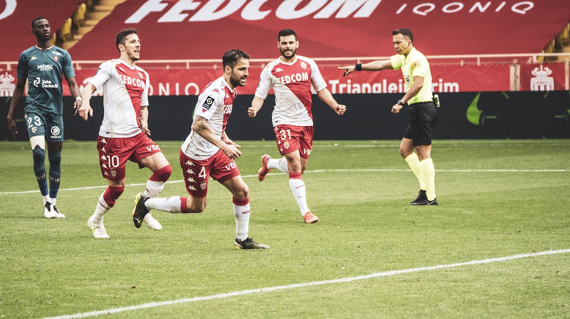 Cesc Fábregas celebra un gol con la camiseta del AS Mónaco.