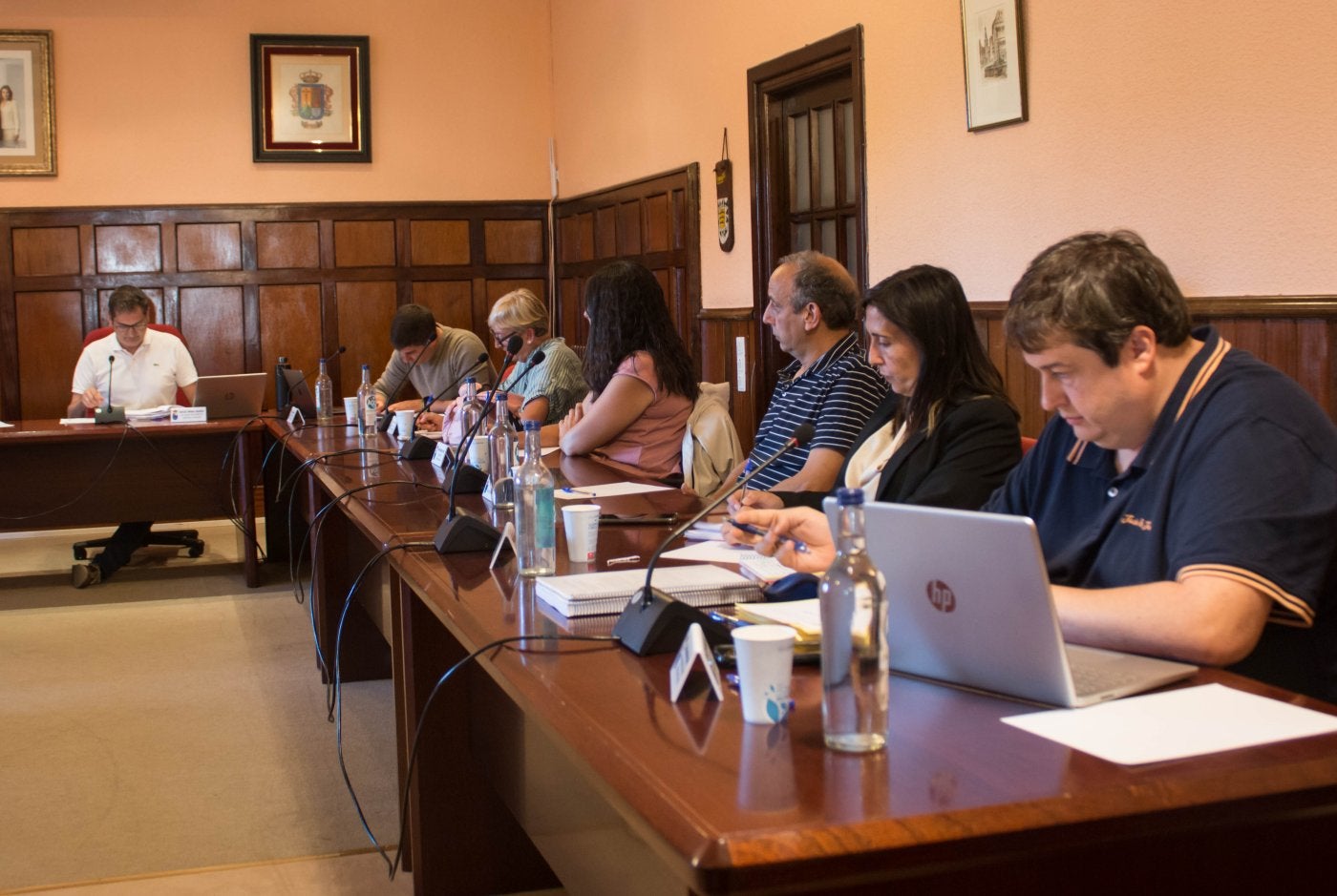 Los concejales del Partido Popular y Muévete Santo Domingo, hasta la semana pasada socios de Gobierno, ayer en el pleno. 