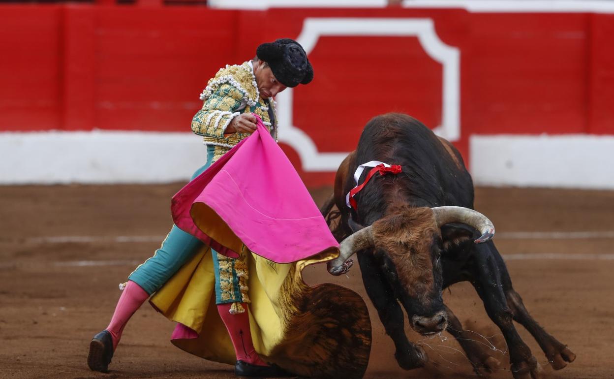 Urdiales, durante un lance en su actuación del pasado lunes en Santander. 