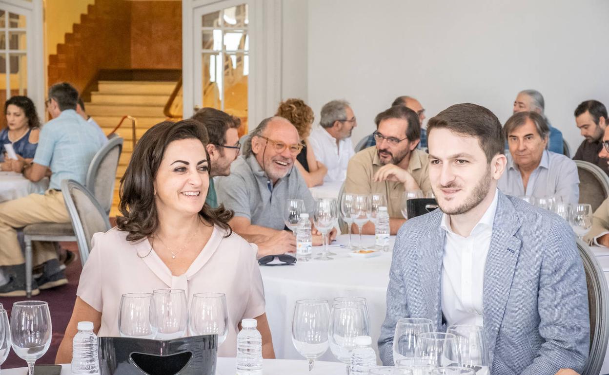 La presidenta Cocha Andreu charla con el cónsul de Georgia en España, Temo Teimuraz Basilaia.