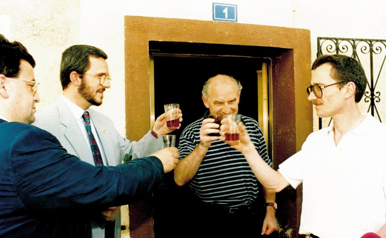 Ortega Lara brinda con el entonces director del periódico LA RIOJA José María Esteban Ibáñez y con el redactor José Ignacio Gasco. 