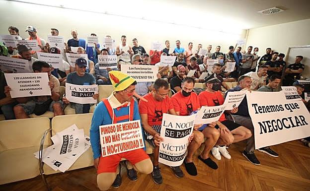 Protesta de agentes de la Policía Local de Logroño en el Pleno municipal. 
