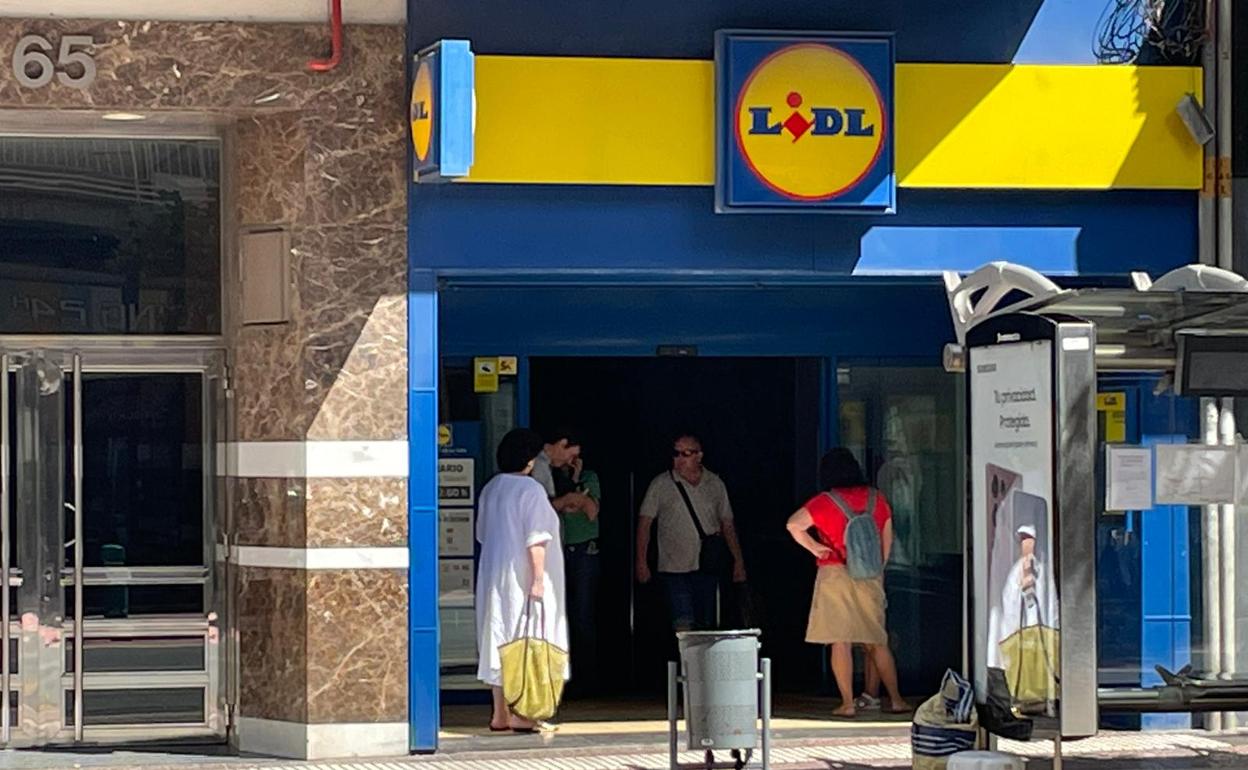 Clientes en la puerta del Lidl, en Vara de Rey, tras quedarse sin luz el establecimiento. 