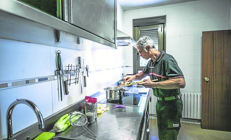 15.00 h. Juan Carlos Moreno prepara la comida del día, lentejas.