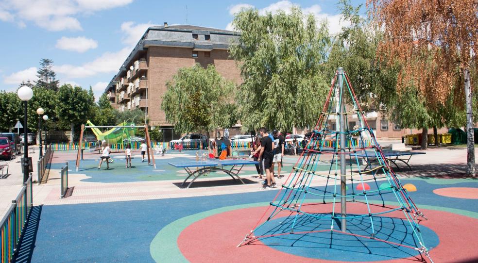 Uno de los parques infantiles de la ciudad, que carece de espacios públicos cubiertos para que los niños y jóvenes puedan estar. 