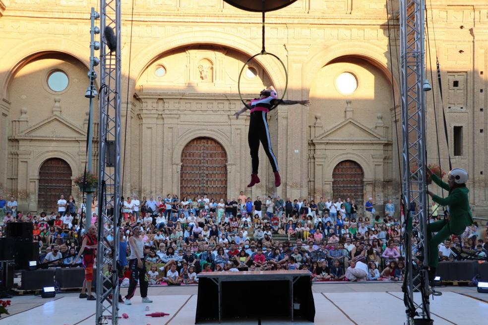 El valenciano Col-Lectiu F.R.E.N.E.T.I.C. llenó de música y diversas acrobacias el inicio del festival. 