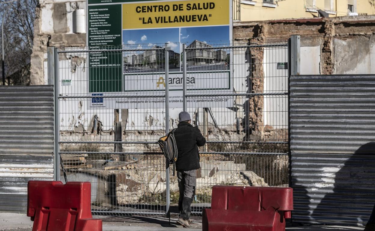 Obras de construcción del centro de salud en la Avenida de Viana. 