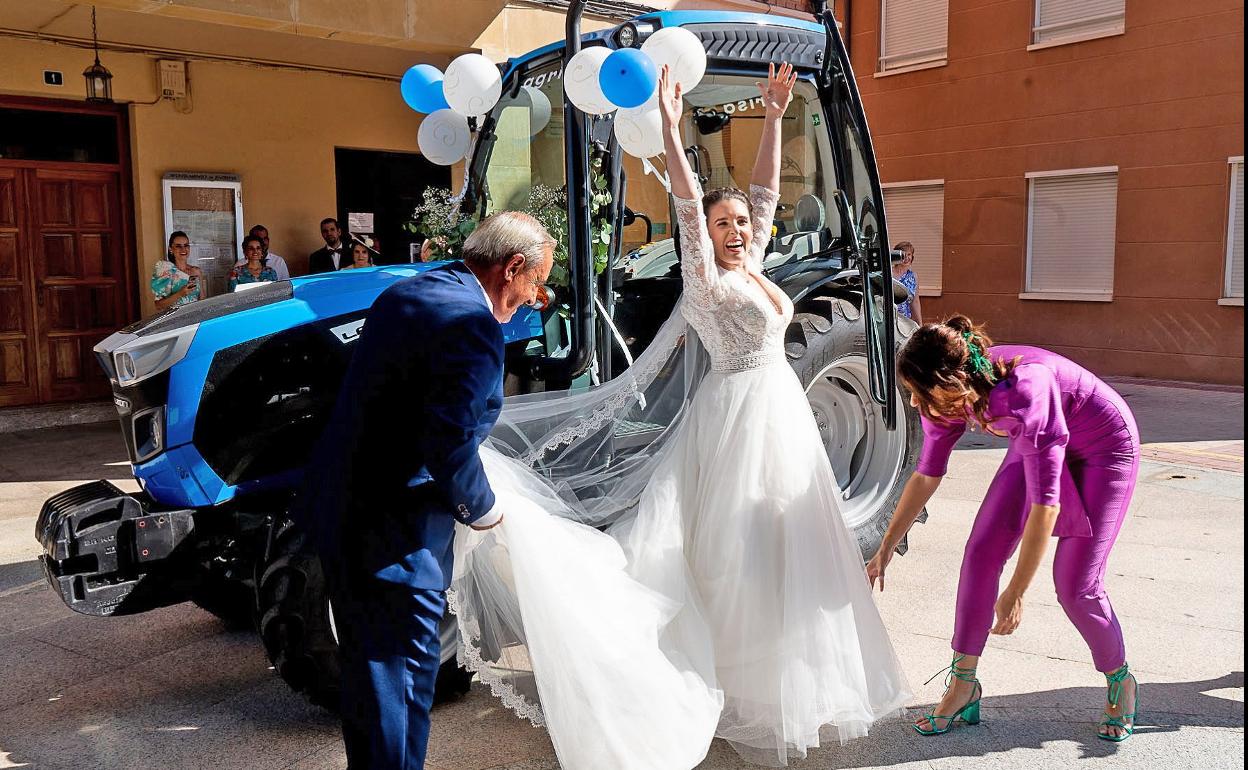 Marina Ocio llega a su boda en tractor. 