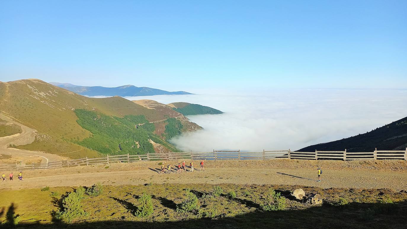 Ocho invidentes de Montañeros Amigos Unidos de la ONCE suben a la montaña más alta de La Rioja con la ayuda de una veintena de guías voluntarios.