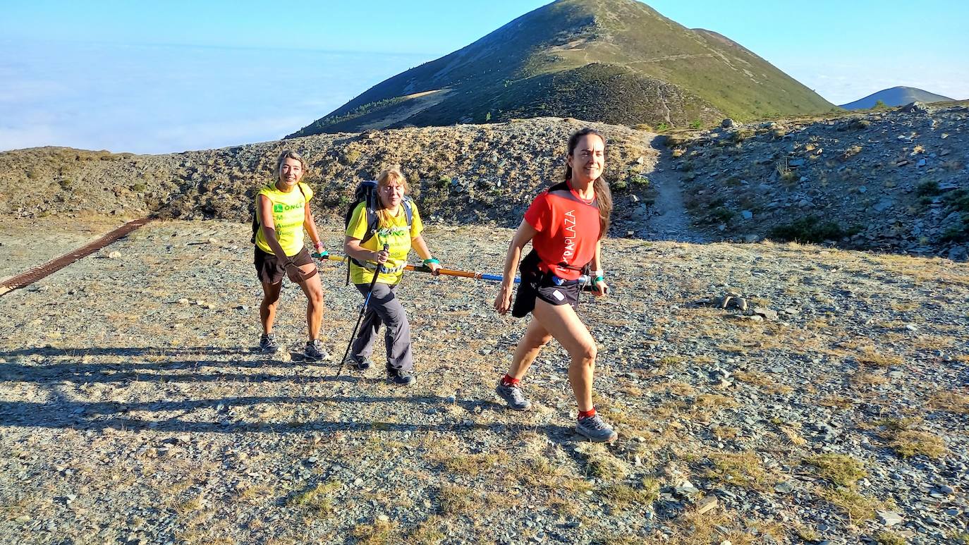 Ocho invidentes de Montañeros Amigos Unidos de la ONCE suben a la montaña más alta de La Rioja con la ayuda de una veintena de guías voluntarios.