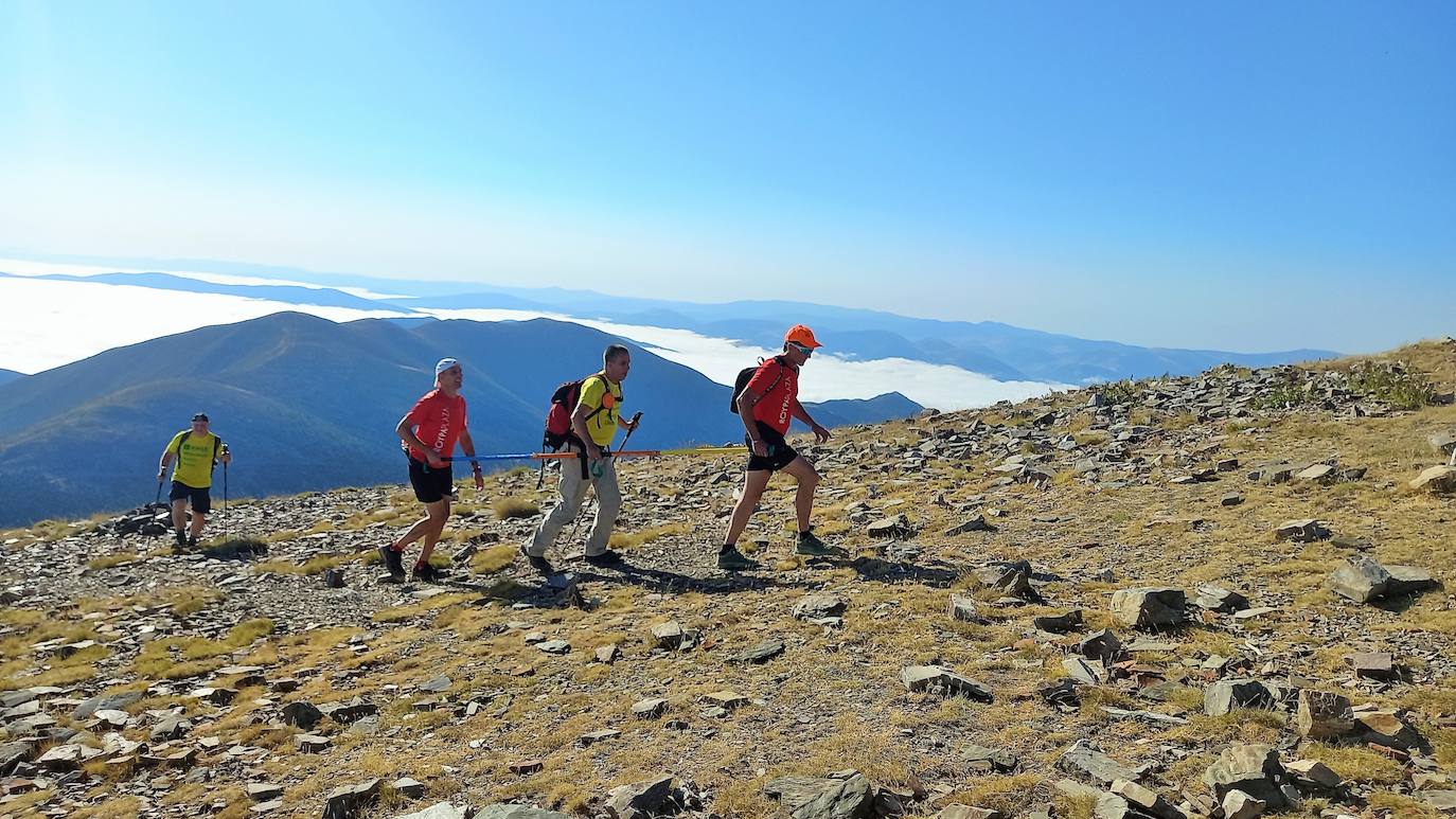 Ocho invidentes de Montañeros Amigos Unidos de la ONCE suben a la montaña más alta de La Rioja con la ayuda de una veintena de guías voluntarios.