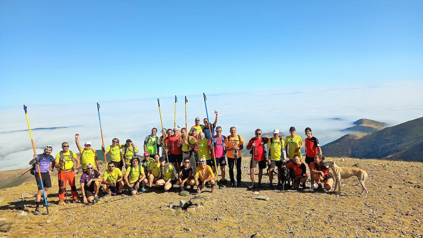 Ocho invidentes de Montañeros Amigos Unidos de la ONCE suben a la montaña más alta de La Rioja con la ayuda de una veintena de guías voluntarios.