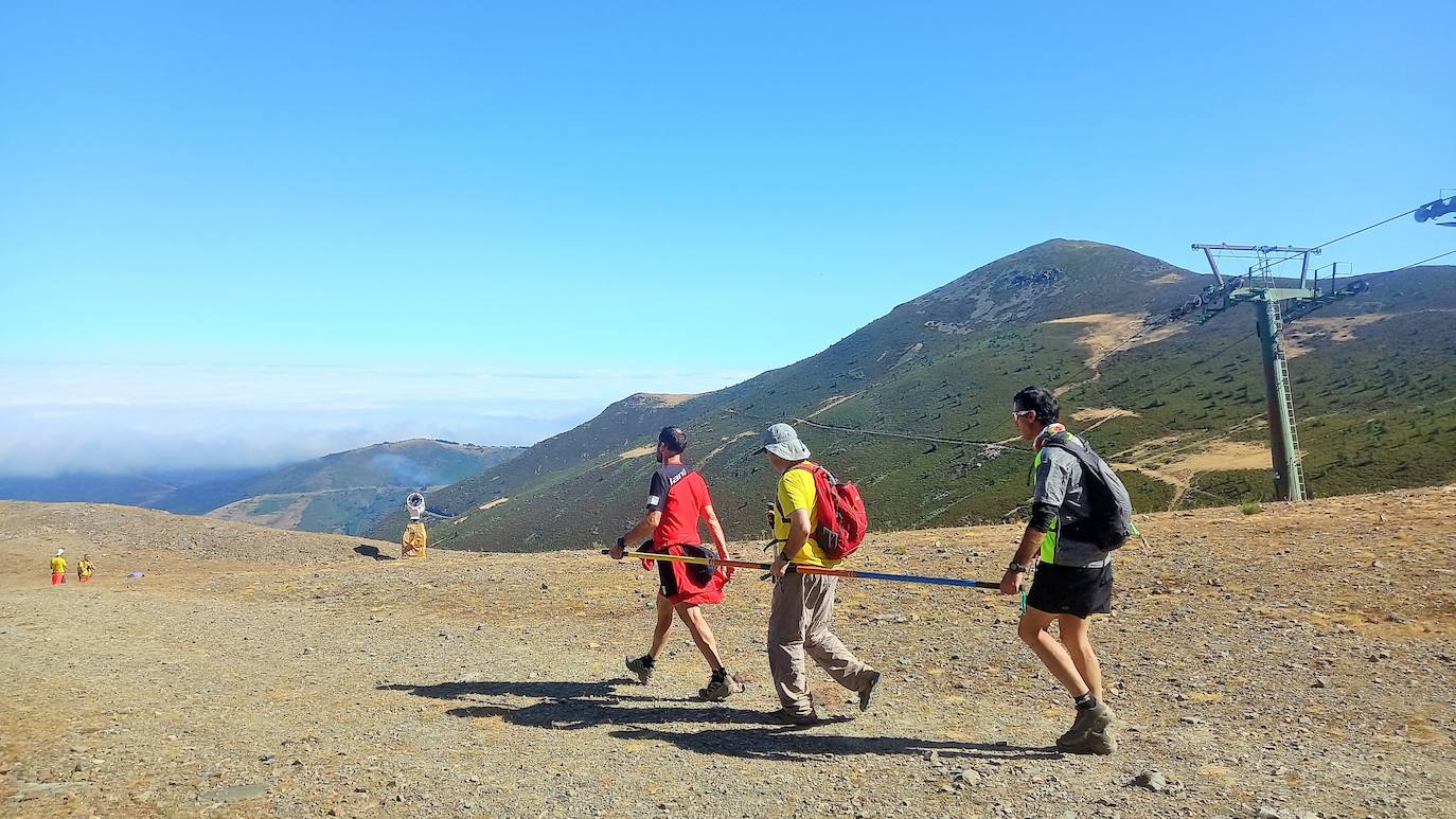 Ocho invidentes de Montañeros Amigos Unidos de la ONCE suben a la montaña más alta de La Rioja con la ayuda de una veintena de guías voluntarios.