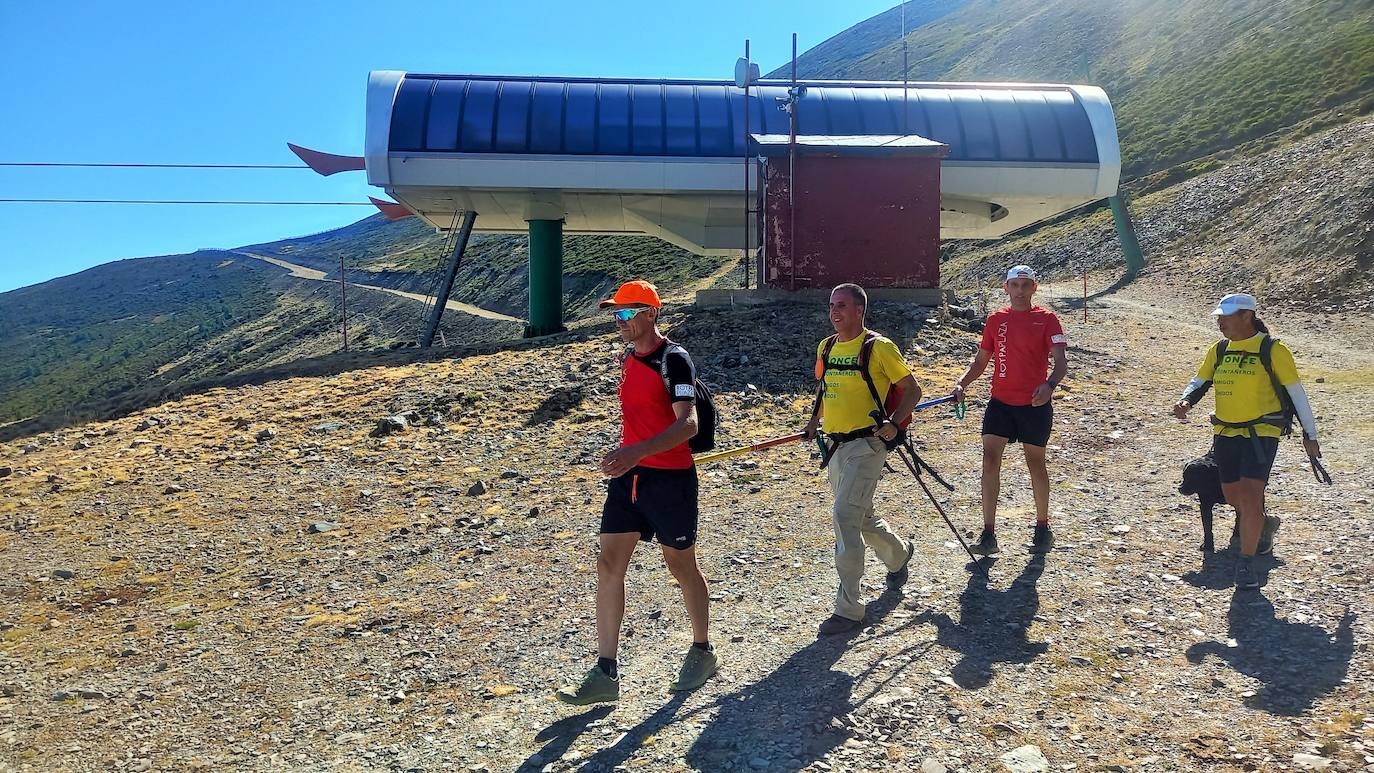 Ocho invidentes de Montañeros Amigos Unidos de la ONCE suben a la montaña más alta de La Rioja con la ayuda de una veintena de guías voluntarios.