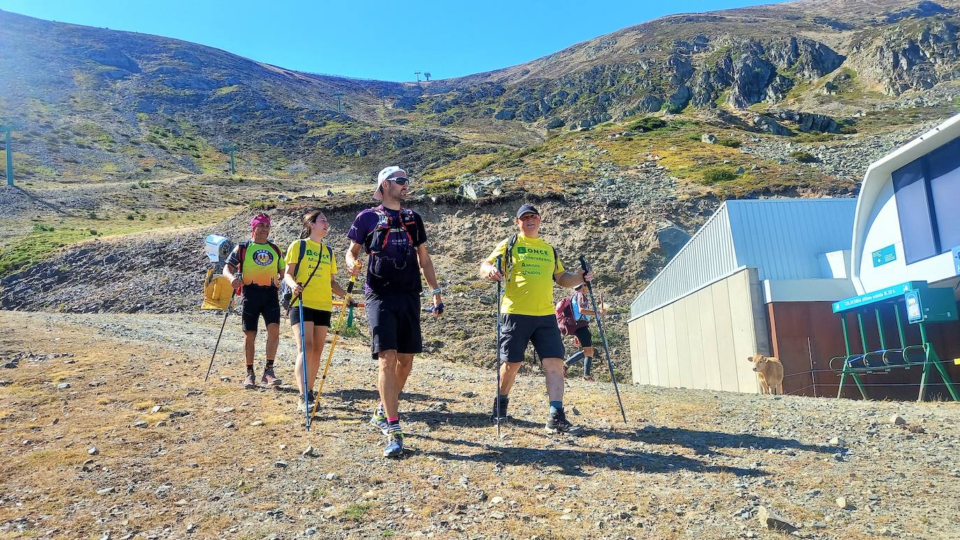 Ocho invidentes de Montañeros Amigos Unidos de la ONCE suben a la montaña más alta de La Rioja con la ayuda de una veintena de guías voluntarios.