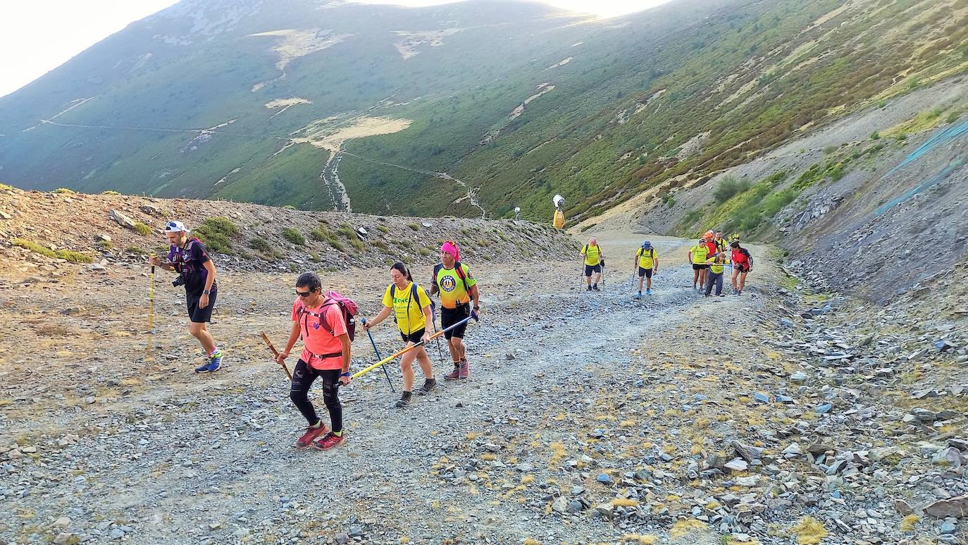 Ocho invidentes de Montañeros Amigos Unidos de la ONCE suben a la montaña más alta de La Rioja con la ayuda de una veintena de guías voluntarios.