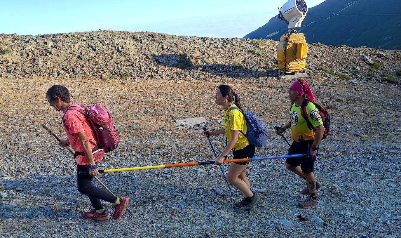 Ocho invidentes de Montañeros Amigos Unidos de la ONCE suben a la montaña más alta de La Rioja con la ayuda de una veintena de guías voluntarios.