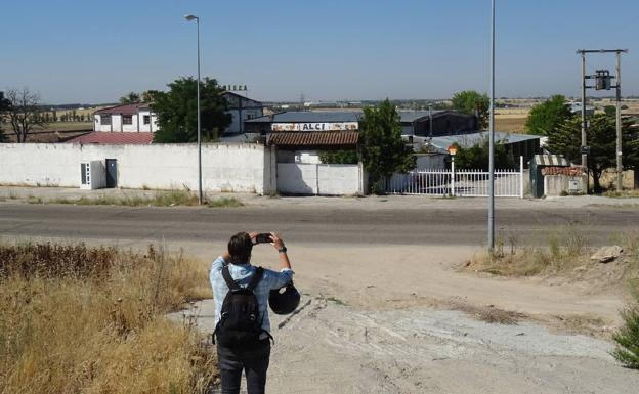 Exterior del antiguo Mesón la Tía Pepa, situado al borde de la Nacional 112, en La Cistérniga.