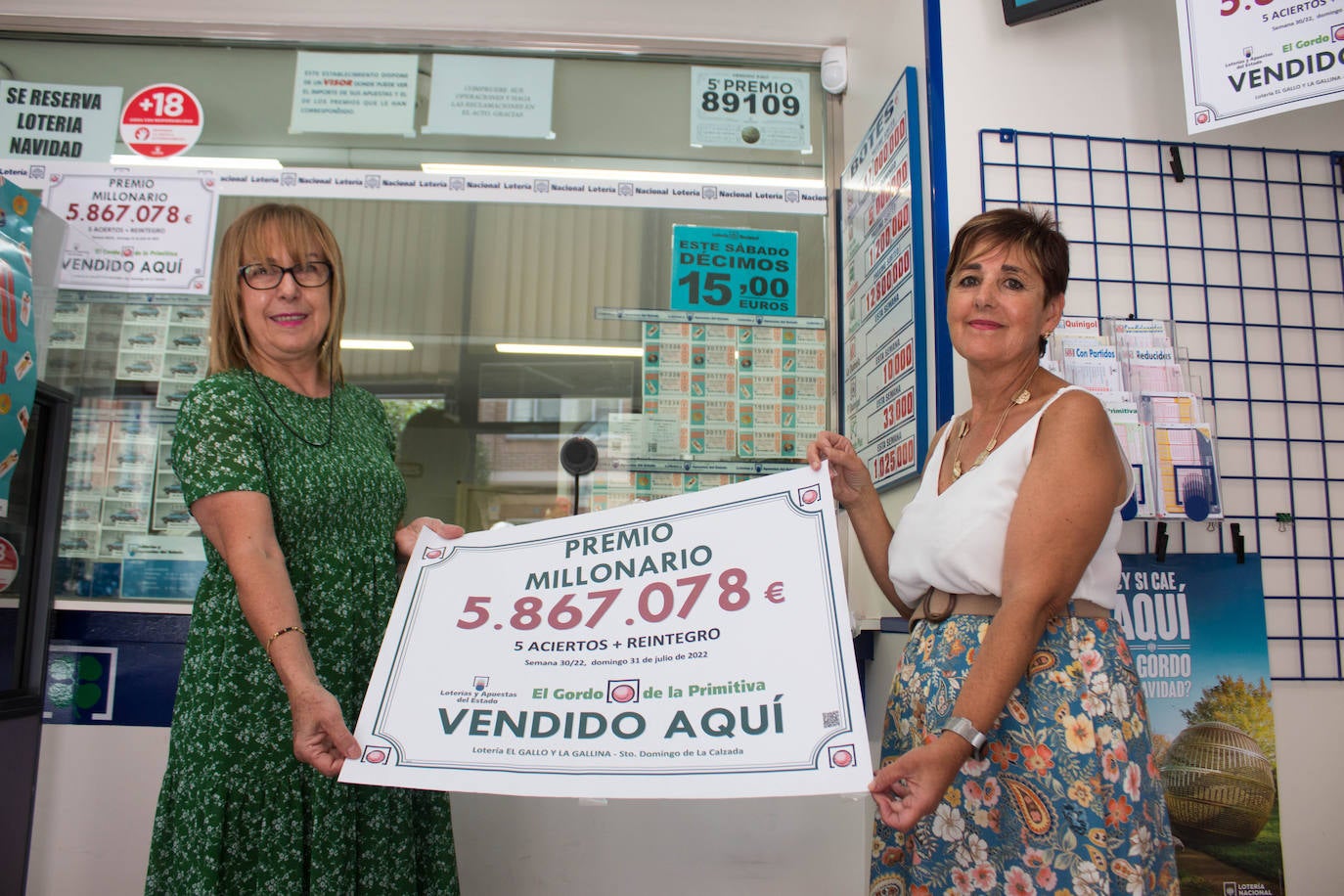 Delia Galán y Montserrat Gil, en la administración de lotería calceatense, con el cartel del premio. 