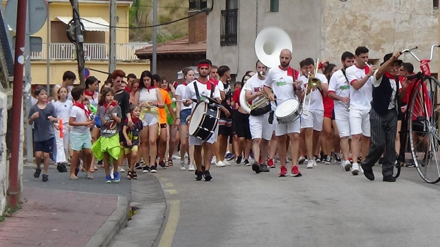 El pasacalles con la charanga llevó la alegría por las calles de la villa. 