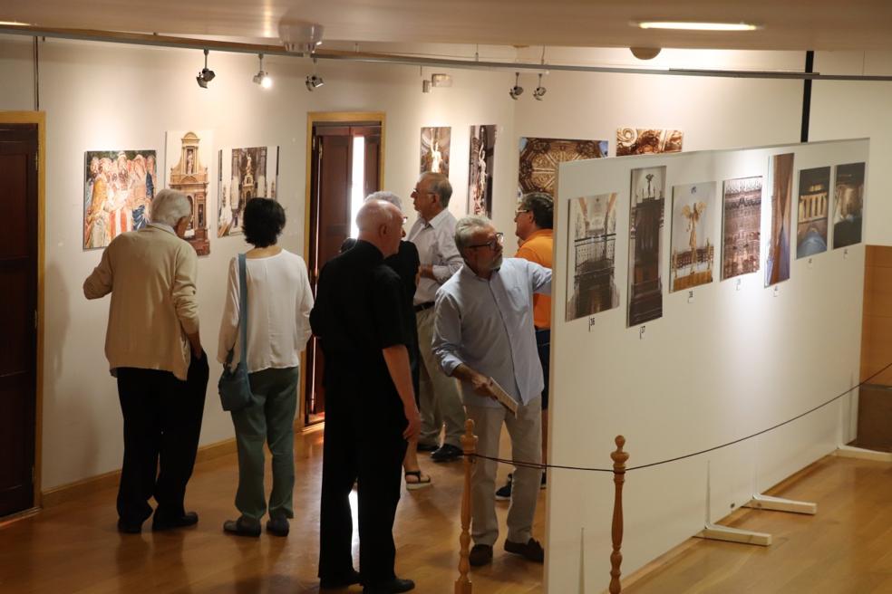 La exposición presenta al público una mirada inédita a imágenes, capillas y rincones de la colegiata, tomadas a vista de dron en su interior. 