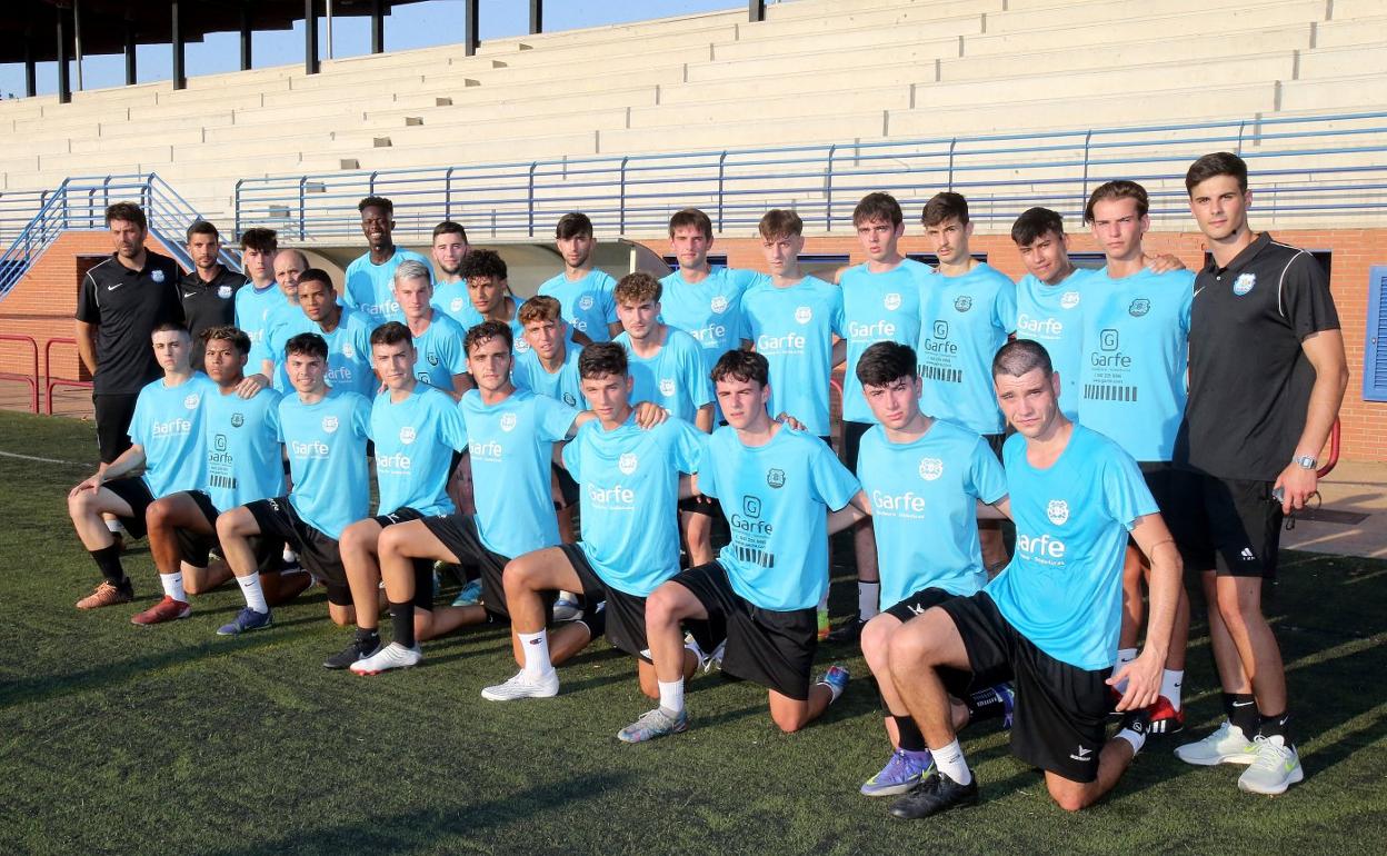 Jugadores y técnicos del Balsamaiso, ayer en Pradoviejo. 