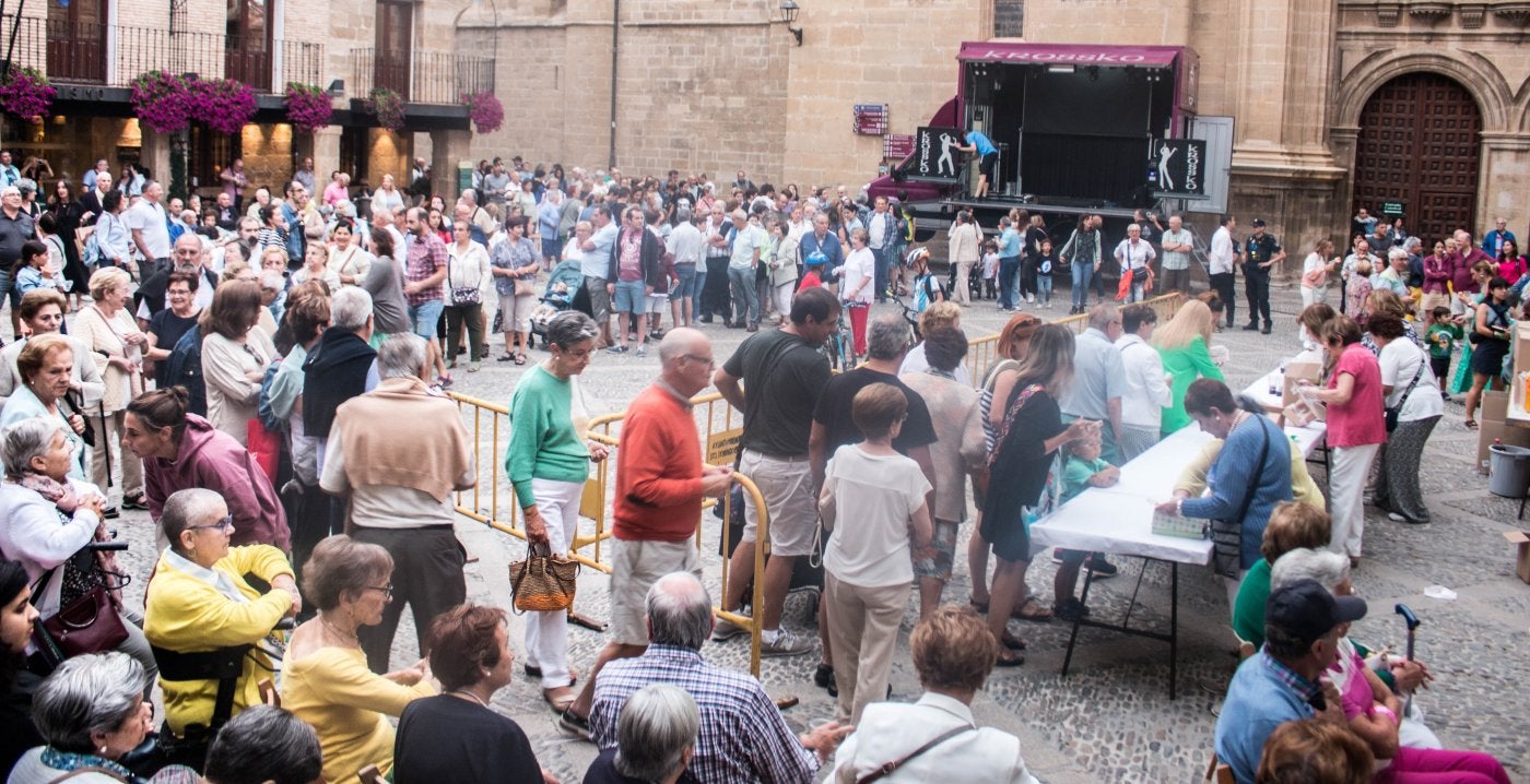 Degustación de preñaos, organizada por el Ayuntamiento y ofrecida por la Asociación de Viudas Rioja Alta. 