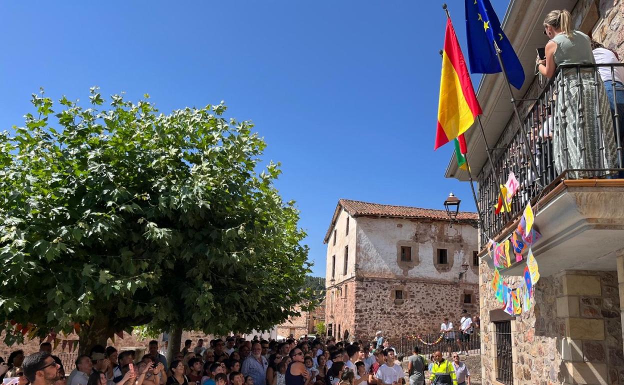 Los rasillanos, a la sombra durante el lanzamiento del cohete. 