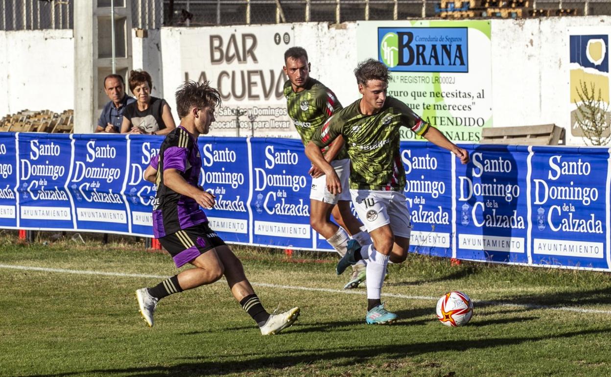 Diego conduce el esférico durante el último partido amistoso de la SD Logroñés contra el Valladolid Promesas en El Rollo. 