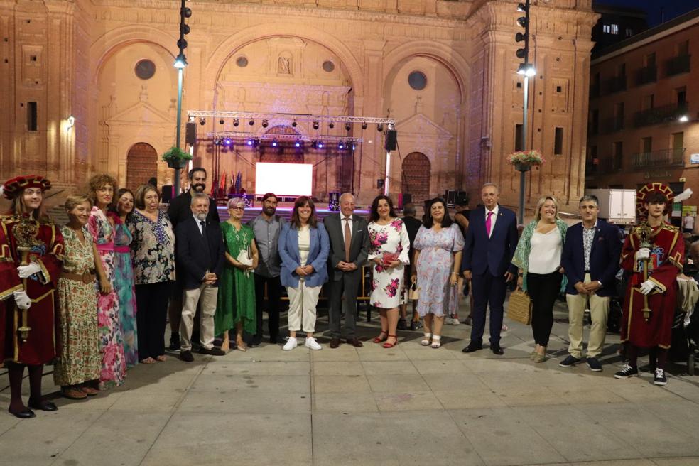 Las representantes de ambas asociaciones, con la presencia de la Corporación y de cientos de vecinos, compartieron la lectura del pregón. 