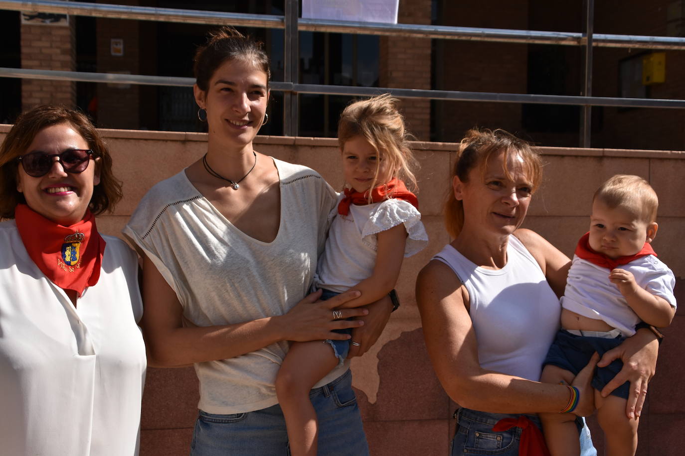 Fotos: Quel inicia las fiestas con el cohete y pañuelos para niños y mayores