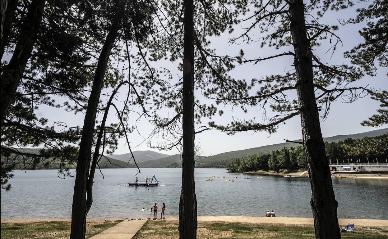 Un coche sin conductor arrolla a dos personas en el pantano González Lacasa