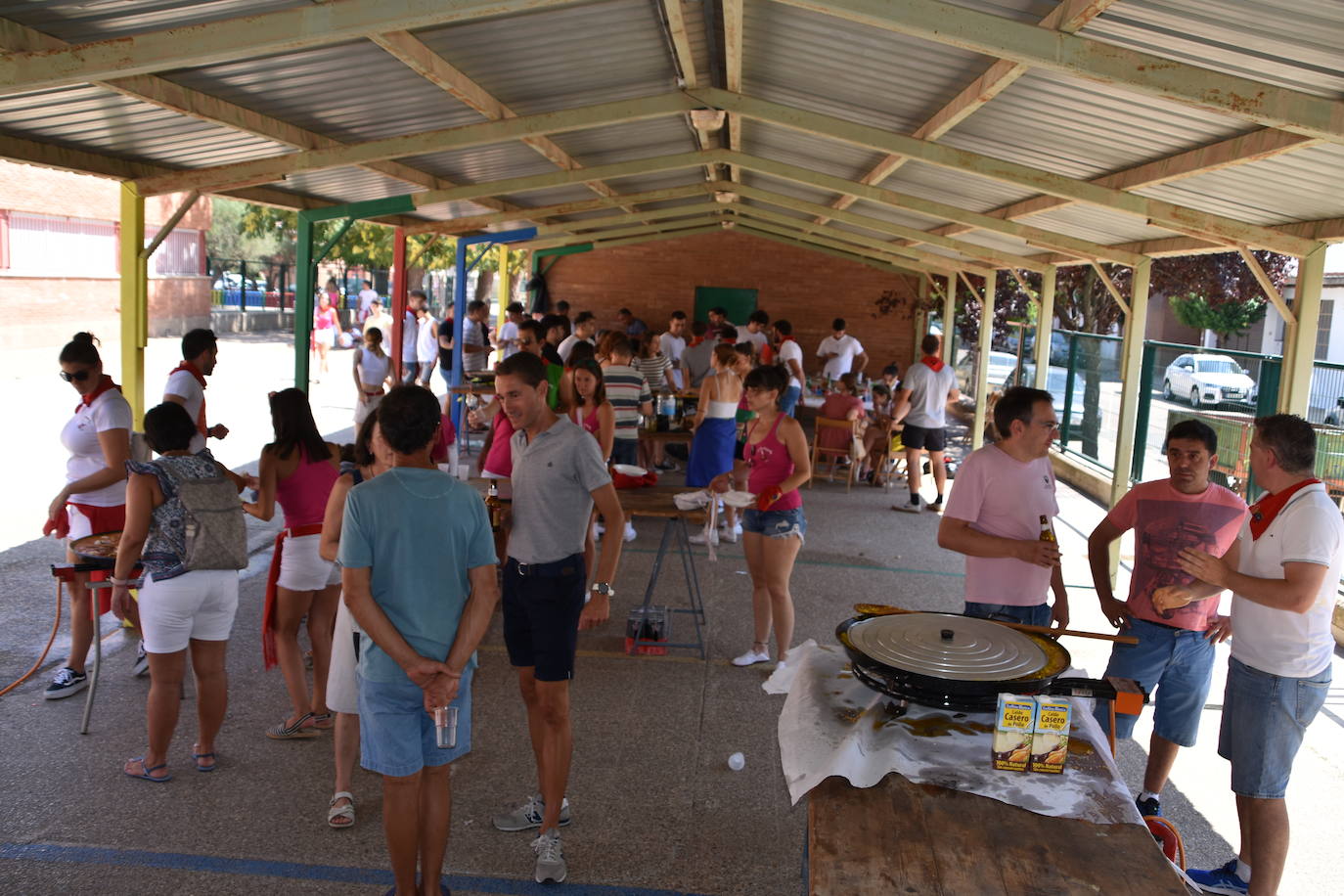 Fotos: Las cuadrillas de Quel se reúnen para comer paella