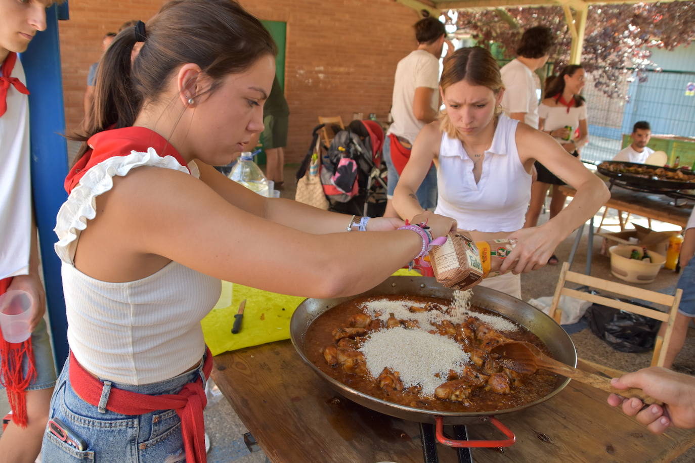 Fotos: Las cuadrillas de Quel se reúnen para comer paella
