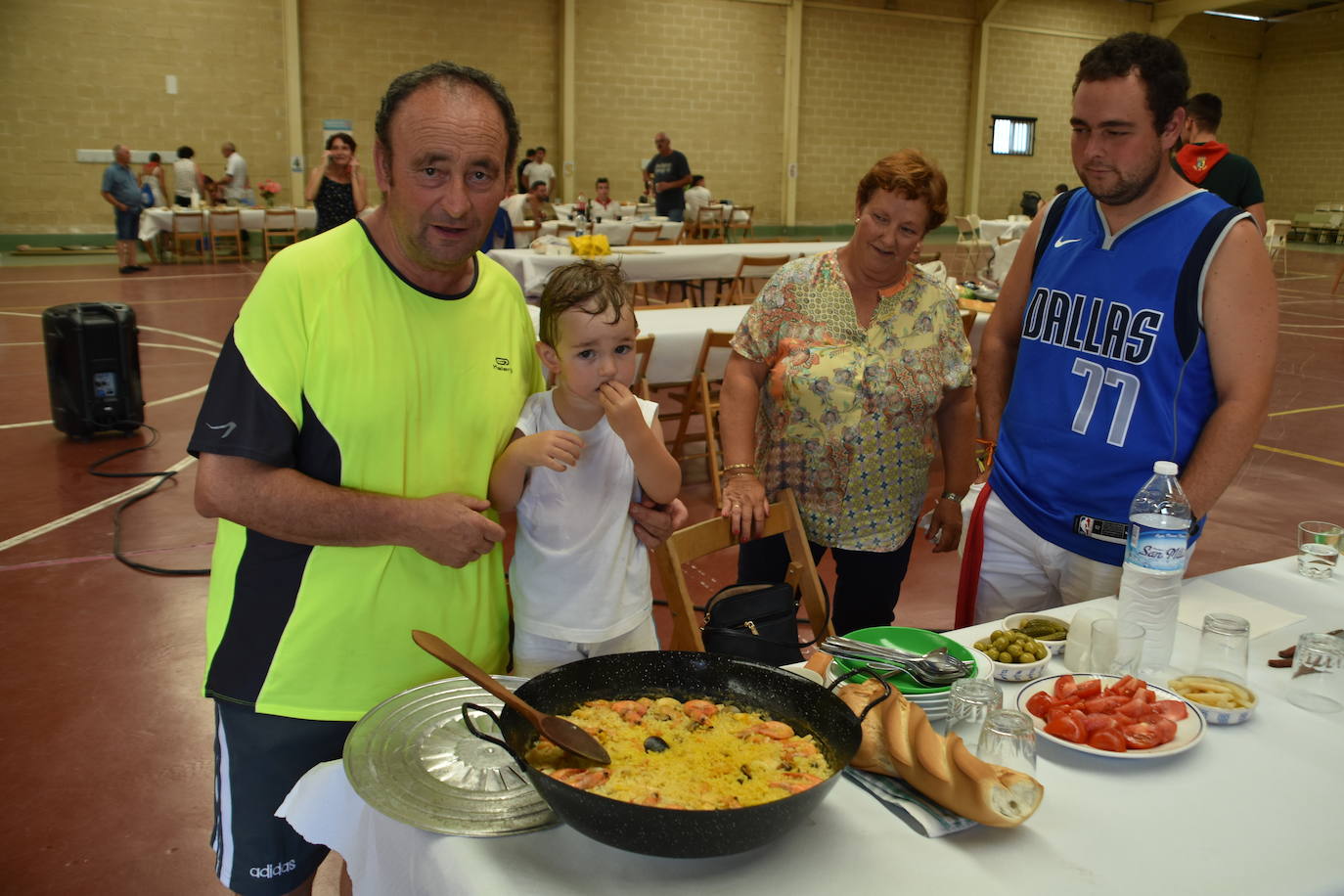 Fotos: Las cuadrillas de Quel se reúnen para comer paella