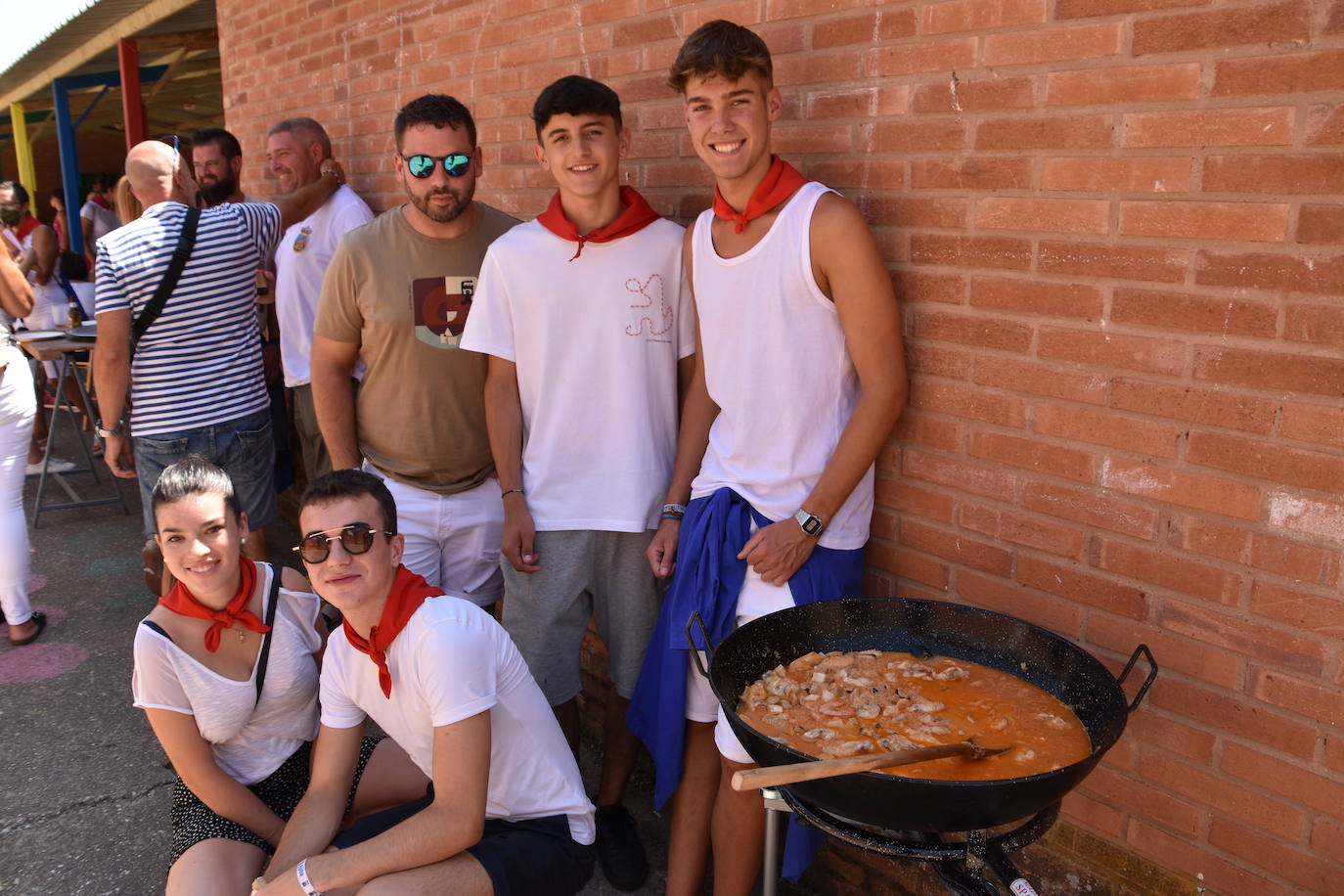 Fotos: Las cuadrillas de Quel se reúnen para comer paella