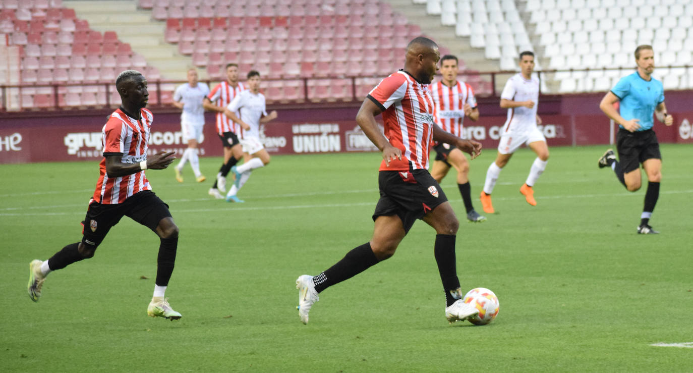 Fotos: Primer amistoso de la UDL ante su afición