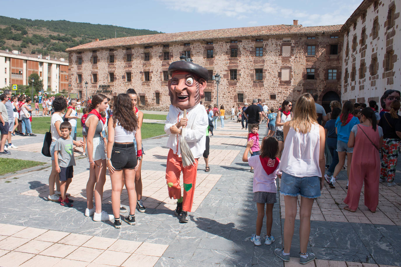 Fotos: Gigantes y cabezudos, protagonistas en Ezcaray