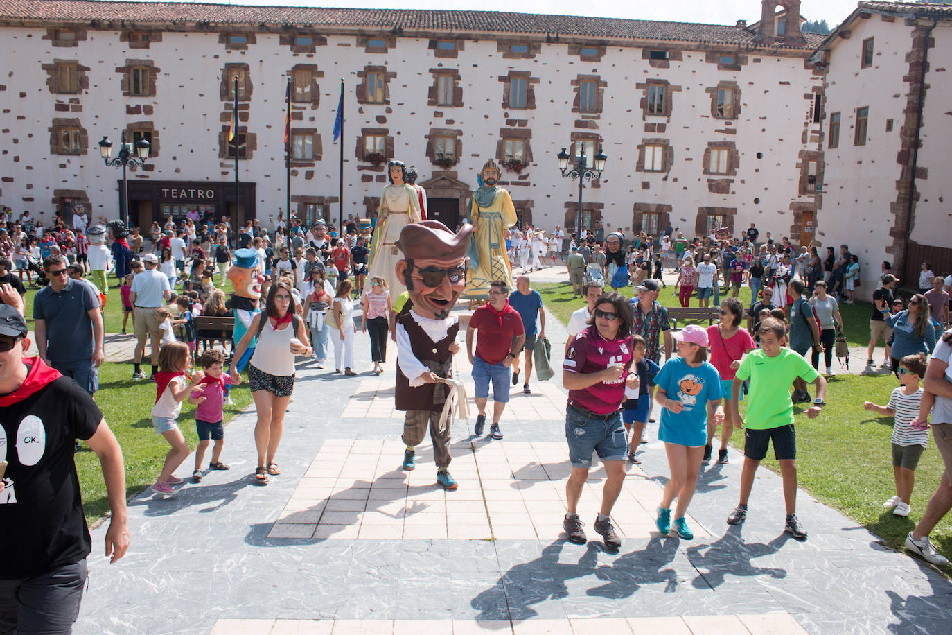 Fotos: Gigantes y cabezudos, protagonistas en Ezcaray