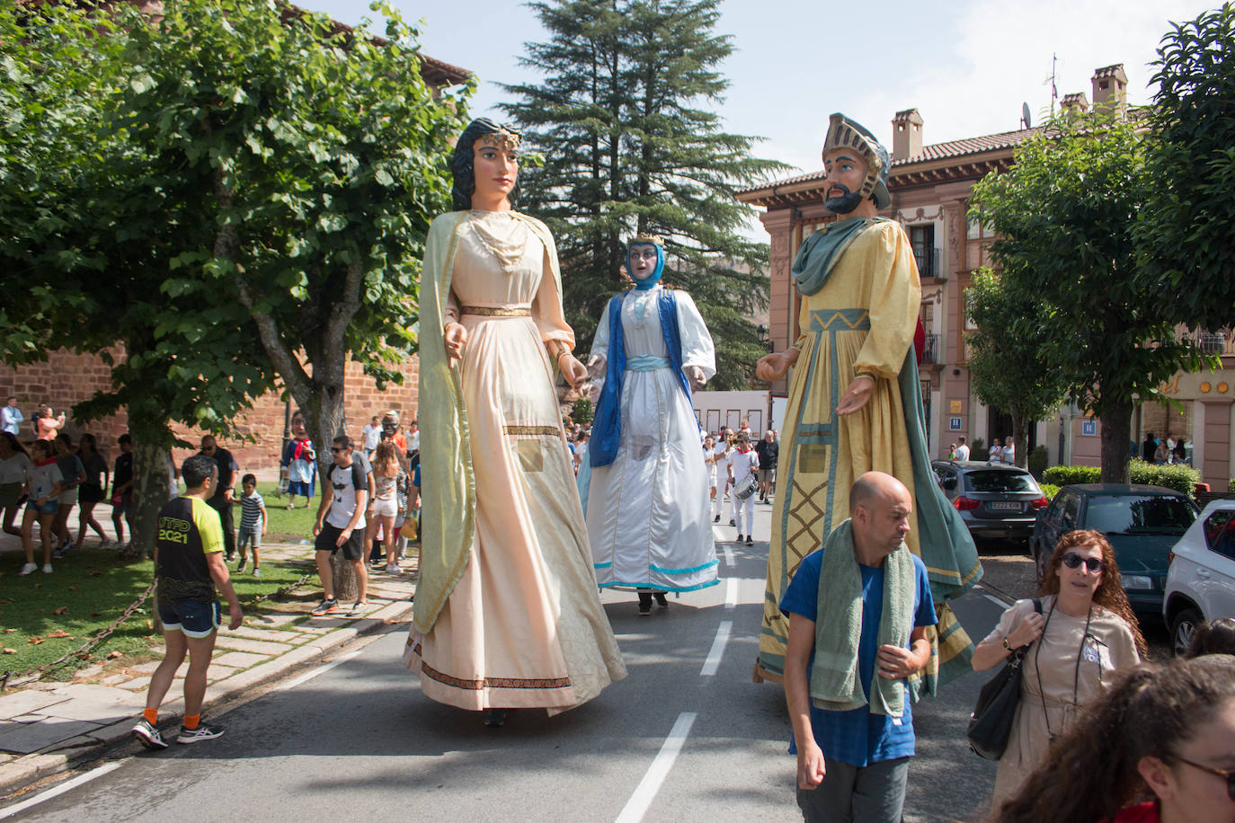 Fotos: Gigantes y cabezudos, protagonistas en Ezcaray