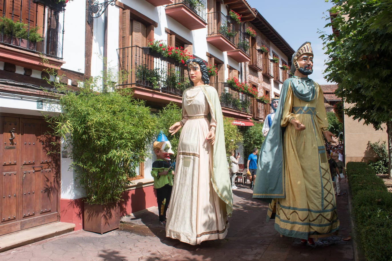 Fotos: Gigantes y cabezudos, protagonistas en Ezcaray