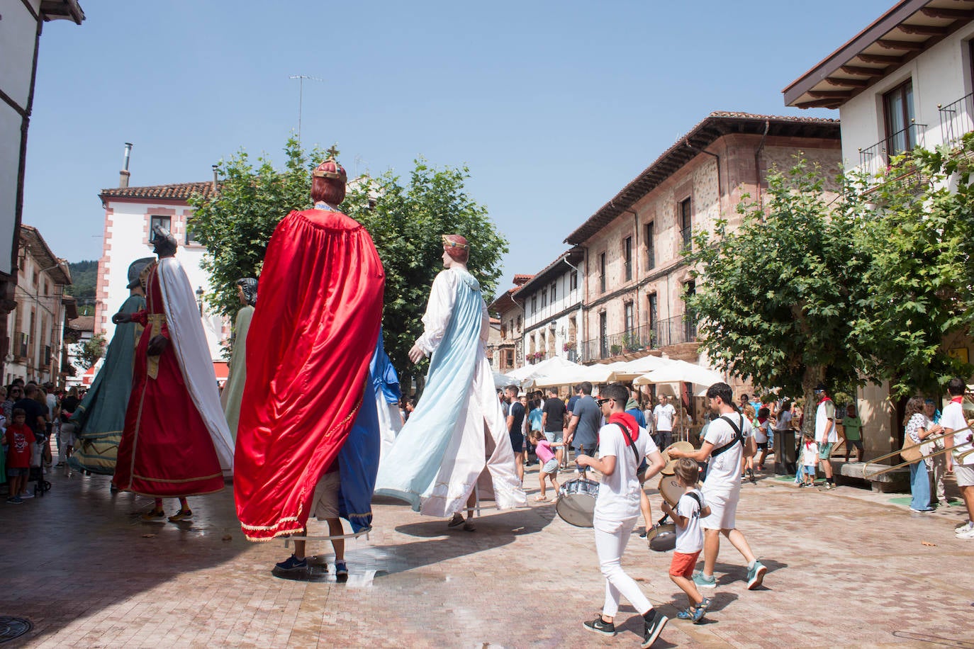 Fotos: Gigantes y cabezudos, protagonistas en Ezcaray